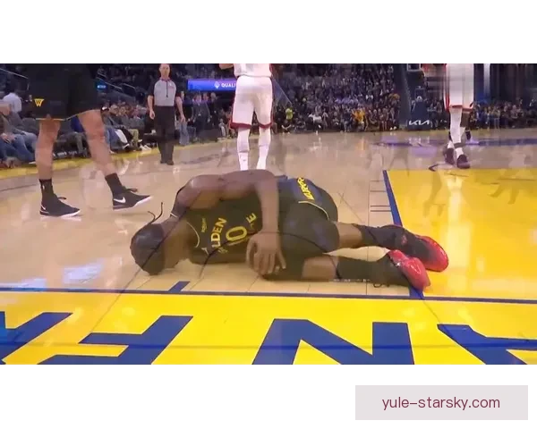 巴特勒膝伤倒地却鬼脸咧笑离场